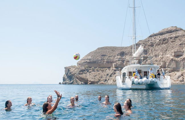 Tour in catamarano della Caldera con pasto: Montagna Nera,Spiagge bianche e rosse - Piccoli gruppi - Foto 1